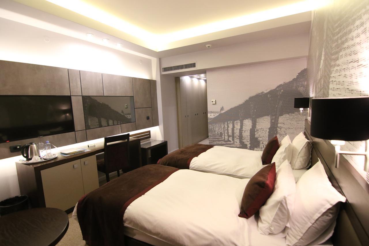 Queen'S Hotel - Zebra Centre Skopie Habitación foto