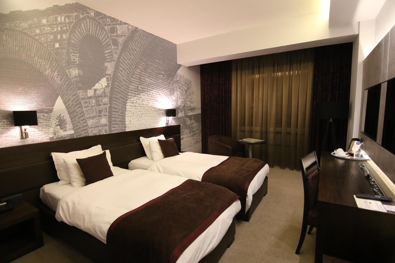 Queen'S Hotel - Zebra Centre Skopie Habitación foto