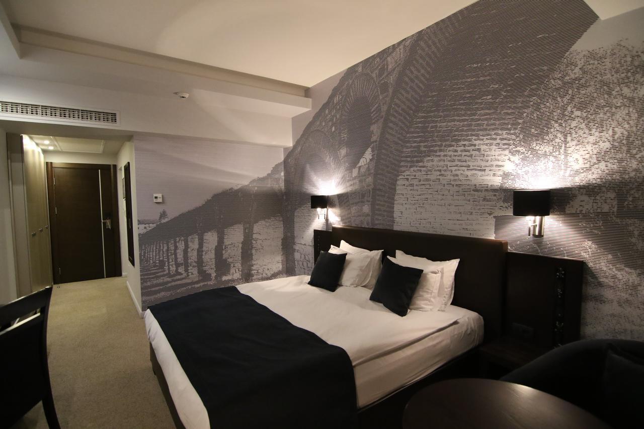 Queen'S Hotel - Zebra Centre Skopie Habitación foto