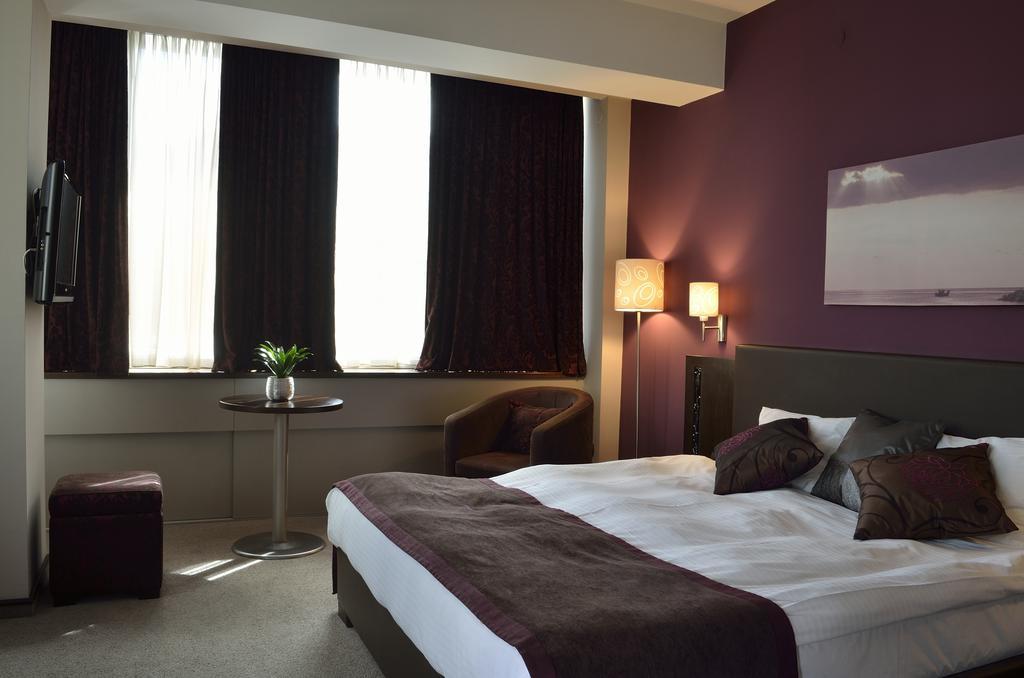 Queen'S Hotel - Zebra Centre Skopie Habitación foto